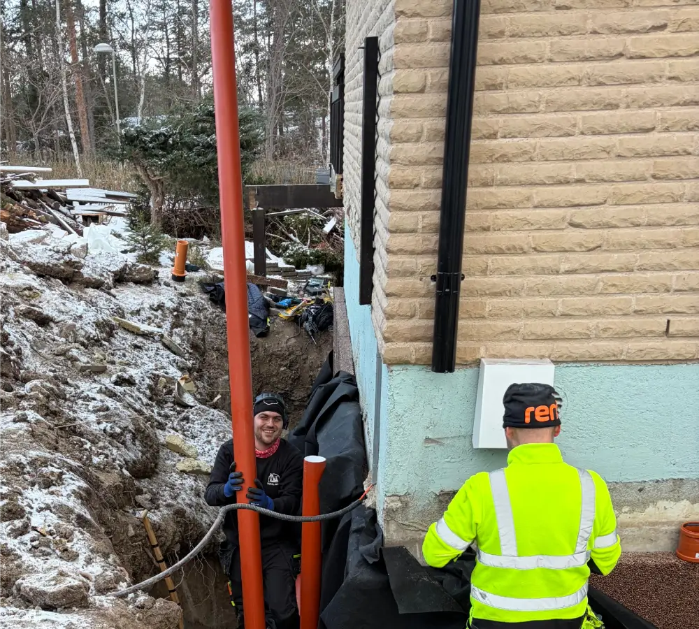 Dagvattenledningar och VA-rör vid husgrund i Stockholm