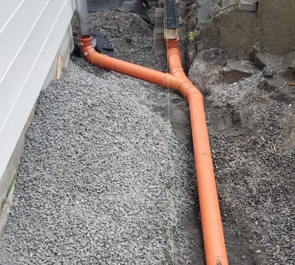 Dagvattenledningar och VA-rör vid husgrund i Stockholm
