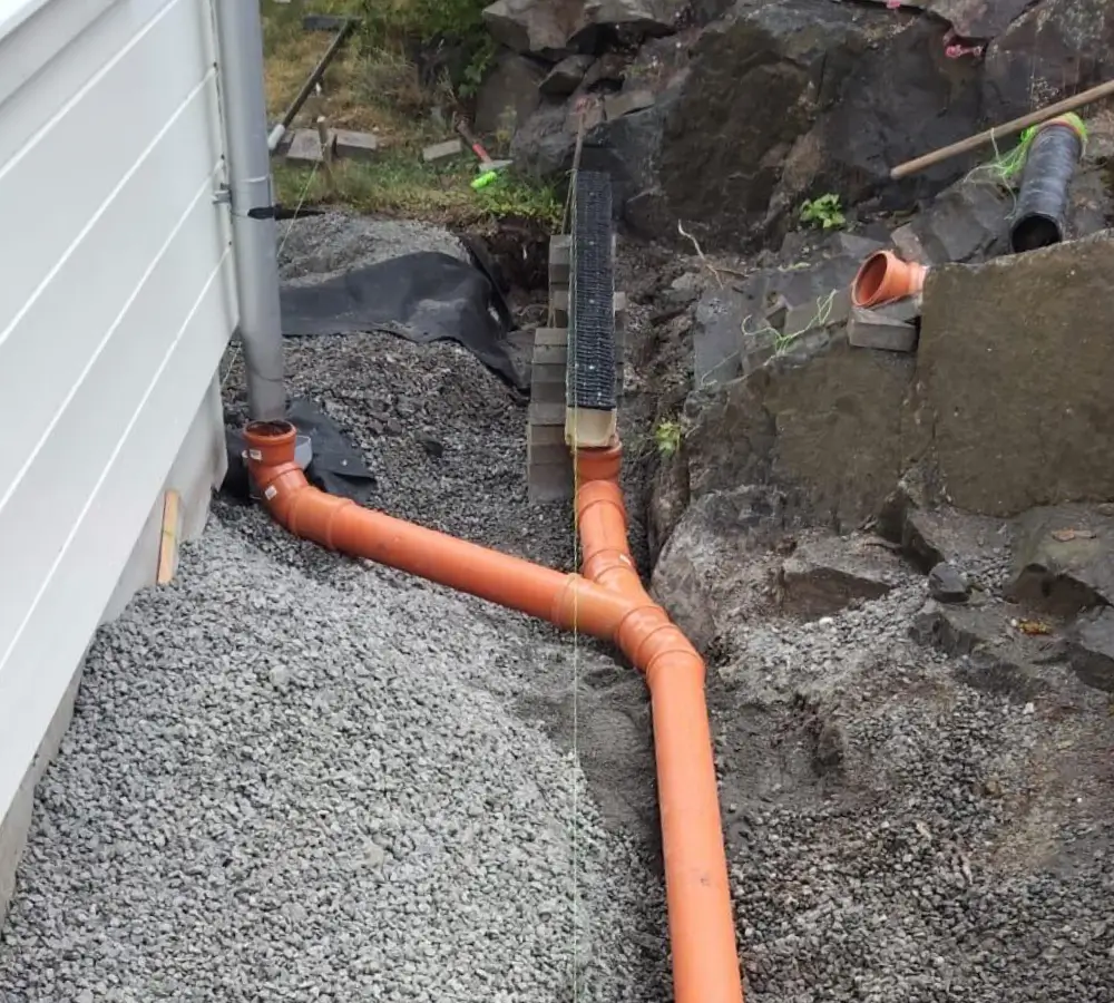 Dagvattenledningar och VA-rör vid husgrund i Stockholm